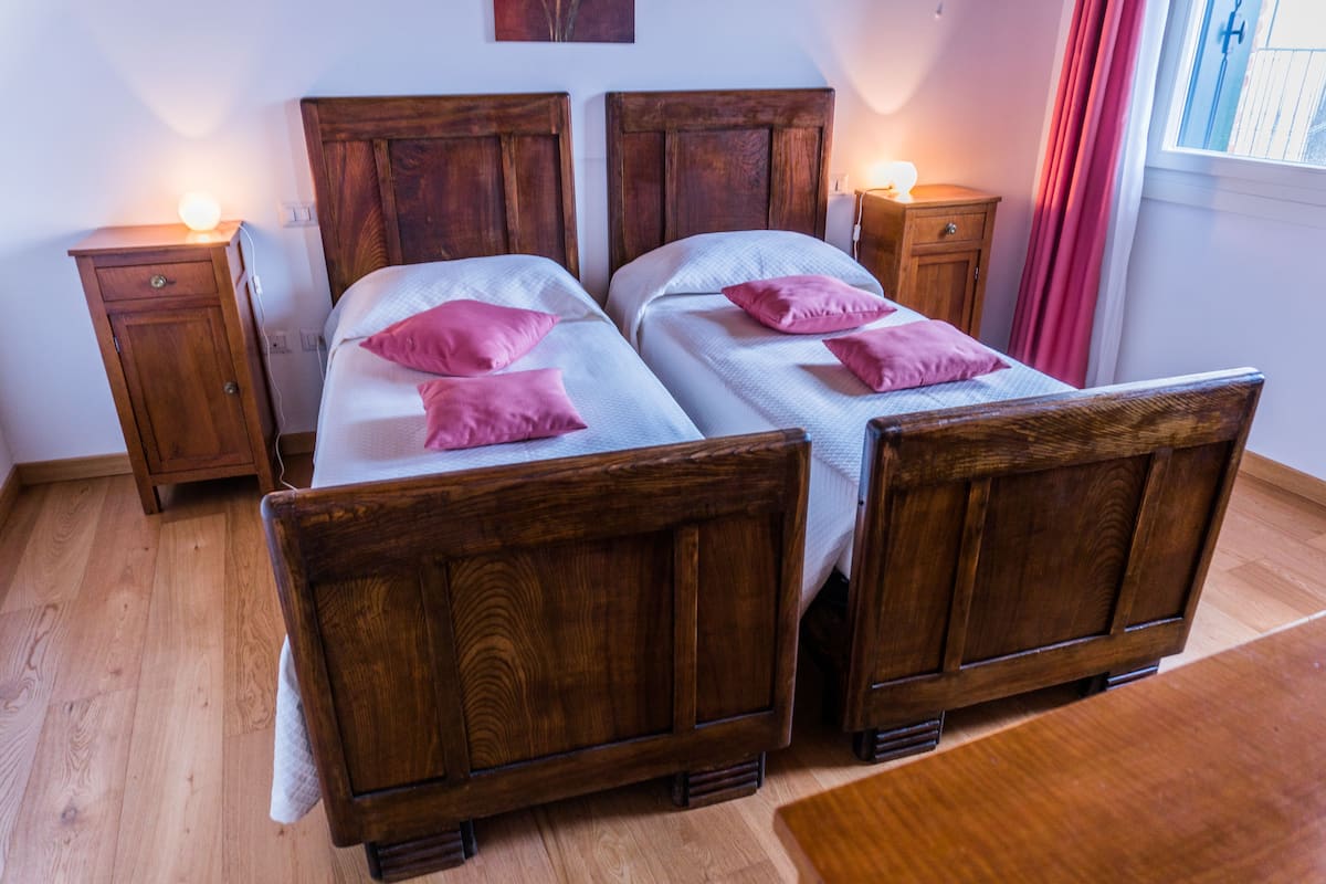 Deluxe dubbelrum eller tvåbäddsrum | 1 sovrum, skrivbord, gratis barnsängar och extrasängar