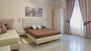 Une chambre à coucher avec un grand lit, une table de chevet, une armoire et une fenêtre avec des rideaux.