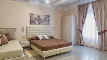 Minibar, caja de seguridad en la habitación y escritorio