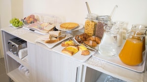 Un buffet de petit-déjeuner proposant une variété d'aliments et de boissons.