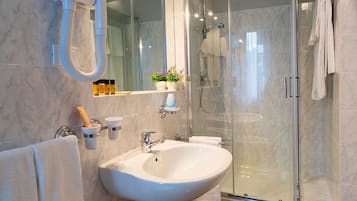 Ducha, artículos de tocador gratuitos, secador de pelo, pantuflas