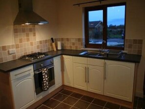 Grand réfrigérateur, micro-ondes, four, plaque de cuisson