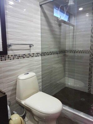 Double Room | Bathroom shower - Hotel Casa Huesped Kiwi (Bogotá)