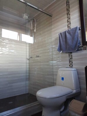 Double Room | Bathroom shower - Hotel Casa Huesped Kiwi (Bogotá)