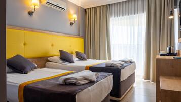 Standardzimmer, Stadtblick | Minibar, Zimmersafe, Schreibtisch, Bügeleisen/Bügelbrett