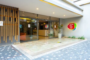 A hotel entrance with a reception desk, a 'Hello' sign, and a 'Simply Fine Hotel - Alize' sign. - Simply Fine Hotel Alize (Alanya)