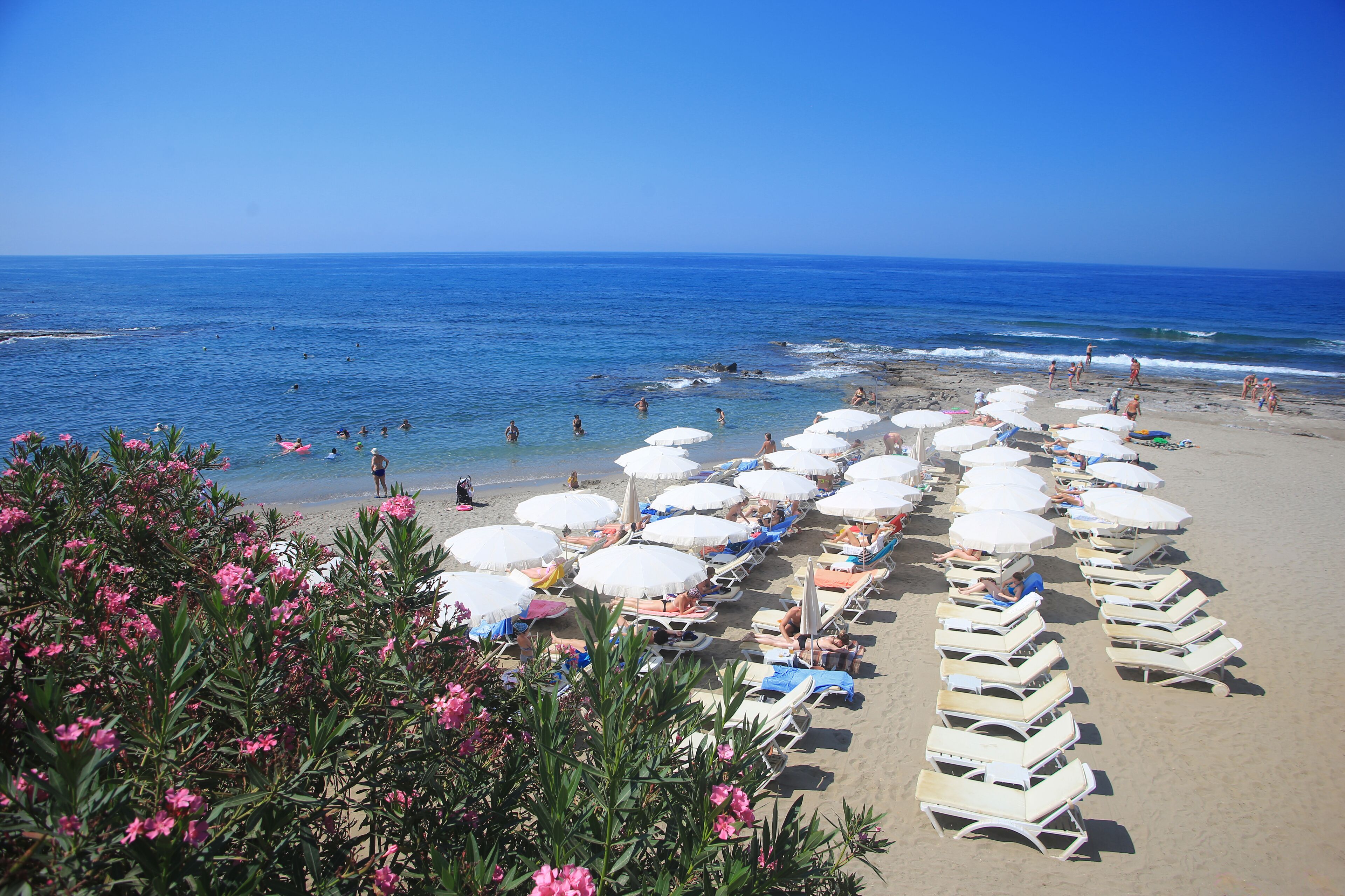 Playa privada en los alrededores, camastros y sombrillas 