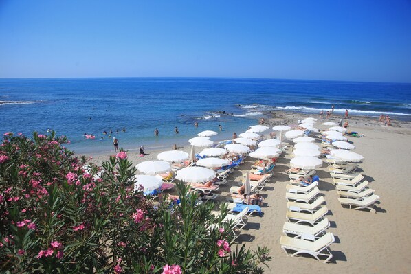 Privéstrand vlakbij, ligstoelen, parasols