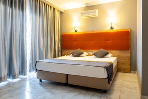 Habitació estàndard, vistes a la ciutat | Minibar, caixa forta a l'habitació i escriptori 