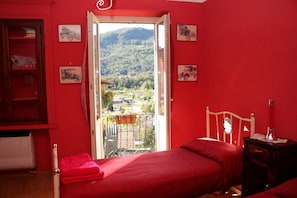 Chambre double ou avec lits jumeaux, salle de bains commune | Vue de la chambre