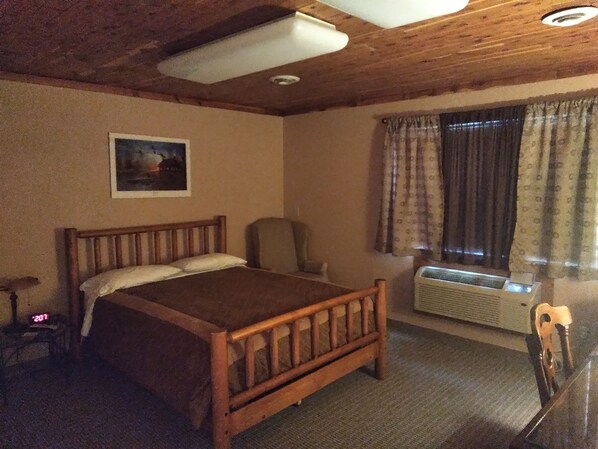 Deluxe Single Room, 1 Queen Bed | Living area