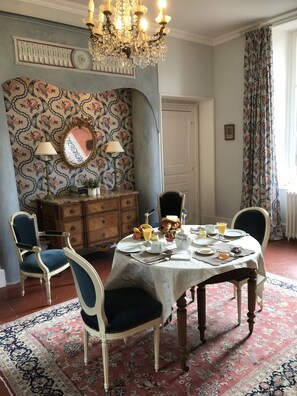 Free daily continental breakfast  - Château d'Auteuil (Berneuil-en-Bray)