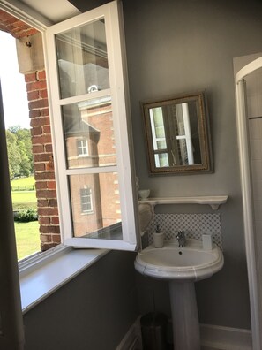 Deluxe Double Room (Hugues d'Auteuil) | Bathroom sink