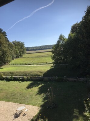Suite (Archambault de Combaud) | View from room - Château d'Auteuil (Berneuil-en-Bray)