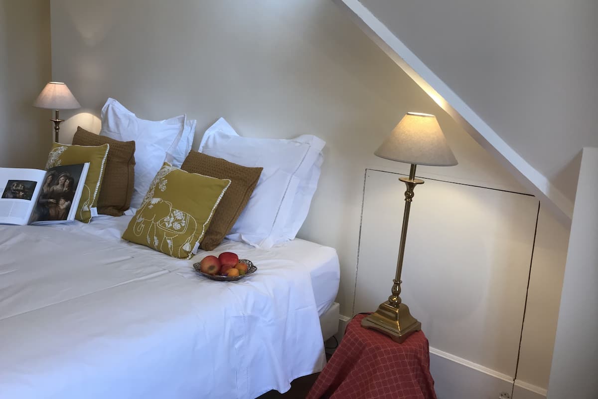 Suite (Albert de Balleroy) | Premium bedding, desk, blackout curtains, soundproofing
