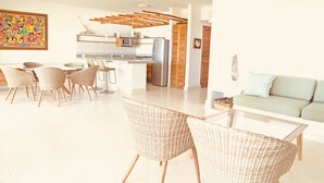 Villa, 2 habitaciones, Terraza, vista a la playa | Área de sala de estar | Televisión de pantalla plana 