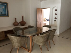 Villa, 2 chambres, terrasse, vue sur la plage | Repas dans la chambre