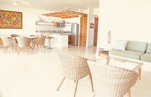 Villa, 2 habitaciones, Terraza, vista a la playa | Área de sala de estar | Televisión de pantalla plana 