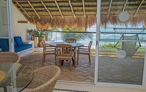 Villa, 2 chambres, terrasse, vue sur la plage | Balcon