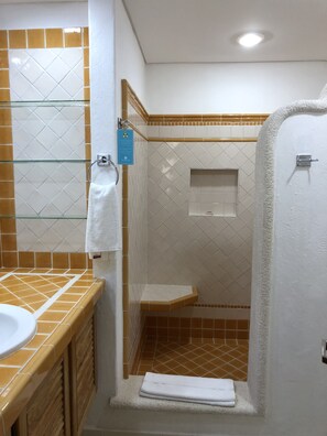 Conchas Chinas Suite | Phòng tắm | Buồng tắm vòi sen, khăn tắm 