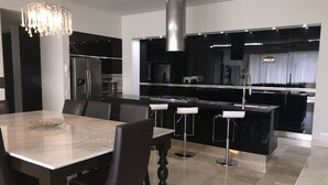 Cafetera/tetera, refrigerador, microondas, horno