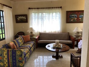 Coco Mani | Zona de estar | Una televisión de pantalla plana