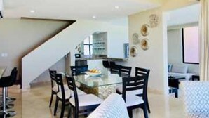 Villa, 4 Schlafzimmer, am Strand | Essbereich im Zimmer