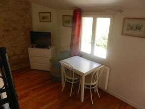 Chambre Confort | Coin séjour | Télévision à écran plat