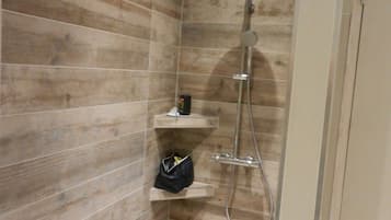 Chambre Confort | Douche de la salle de bain
