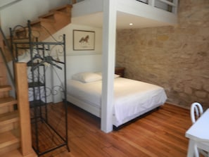 Comfort Room | Individually decorated, individually furnished, desk, soundproofing - La Catouniere (Fontainebleau)