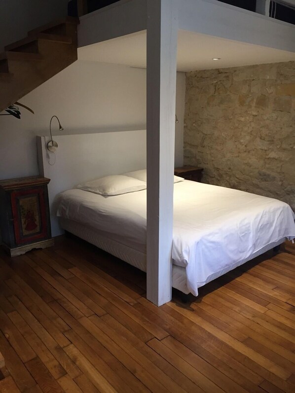 Comfort kamer | Individueel gedecoreerd, individueel gemeubileerd, een bureau