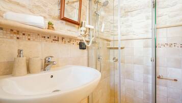 Apartment (Giada) | Bathroom | Shower, slippers, bidet