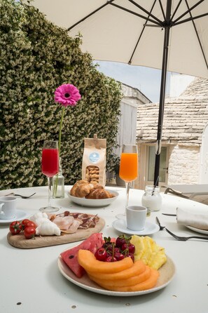 Luxury Studio Suite (La Mandorla -  Via Cavallotti 37) | In-room dining - Trulli Di Zia Vittoria (Alberobello)