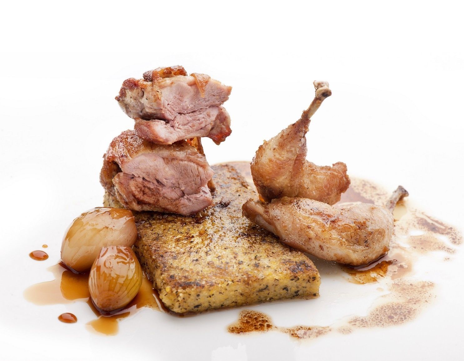 Un plat composé de viande rôtie, de pommes de terre et d’oignons.