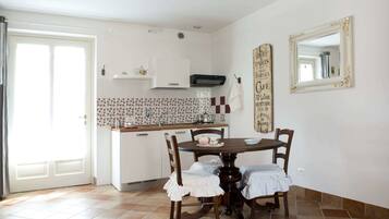 Minibar, Zimmersafe, Schreibtisch, laptopgeeigneter Arbeitsplatz