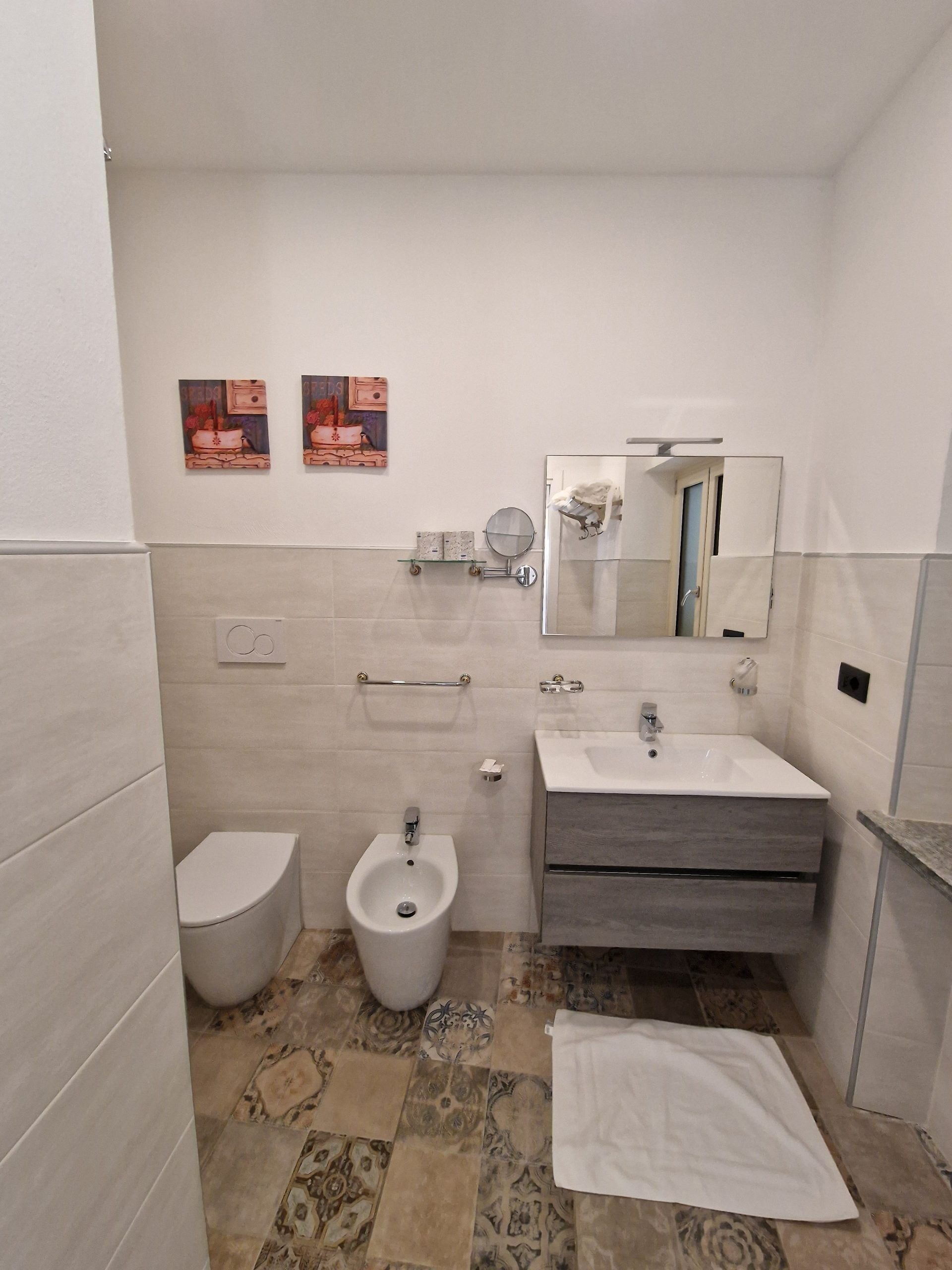 Shower, rainfall showerhead, free toiletries, hair dryer