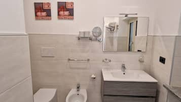 Shower, rainfall showerhead, free toiletries, hair dryer