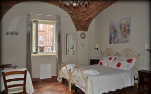 Minibar, caja fuerte, escritorio y espacio para trabajar con un portátil