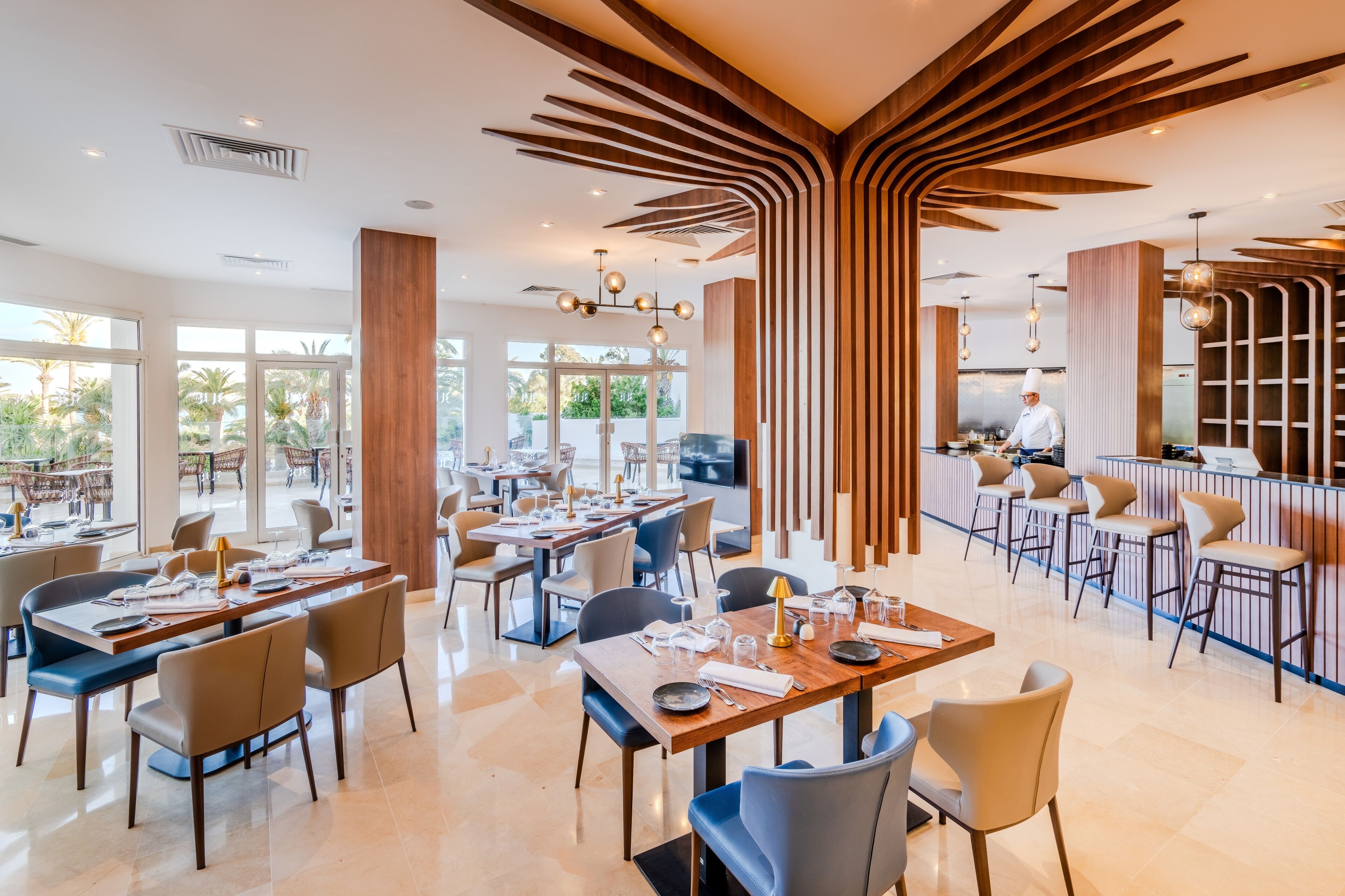 2 間餐廳，供應早餐、午餐和晚餐，當地和國際料理