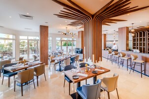 2 restaurantes, se sirve desayuno, cocina local e internacional