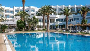 Una piscina techada, 2 piscinas al aire libre, sombrillas