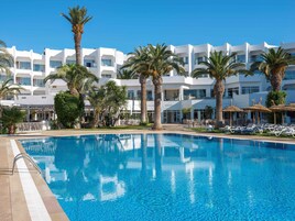 Una piscina techada, 2 piscinas al aire libre, sombrillas