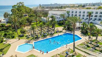 Una piscina techada, 2 piscinas al aire libre, sombrillas