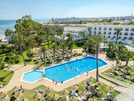 Una piscina techada, 2 piscinas al aire libre, sombrillas