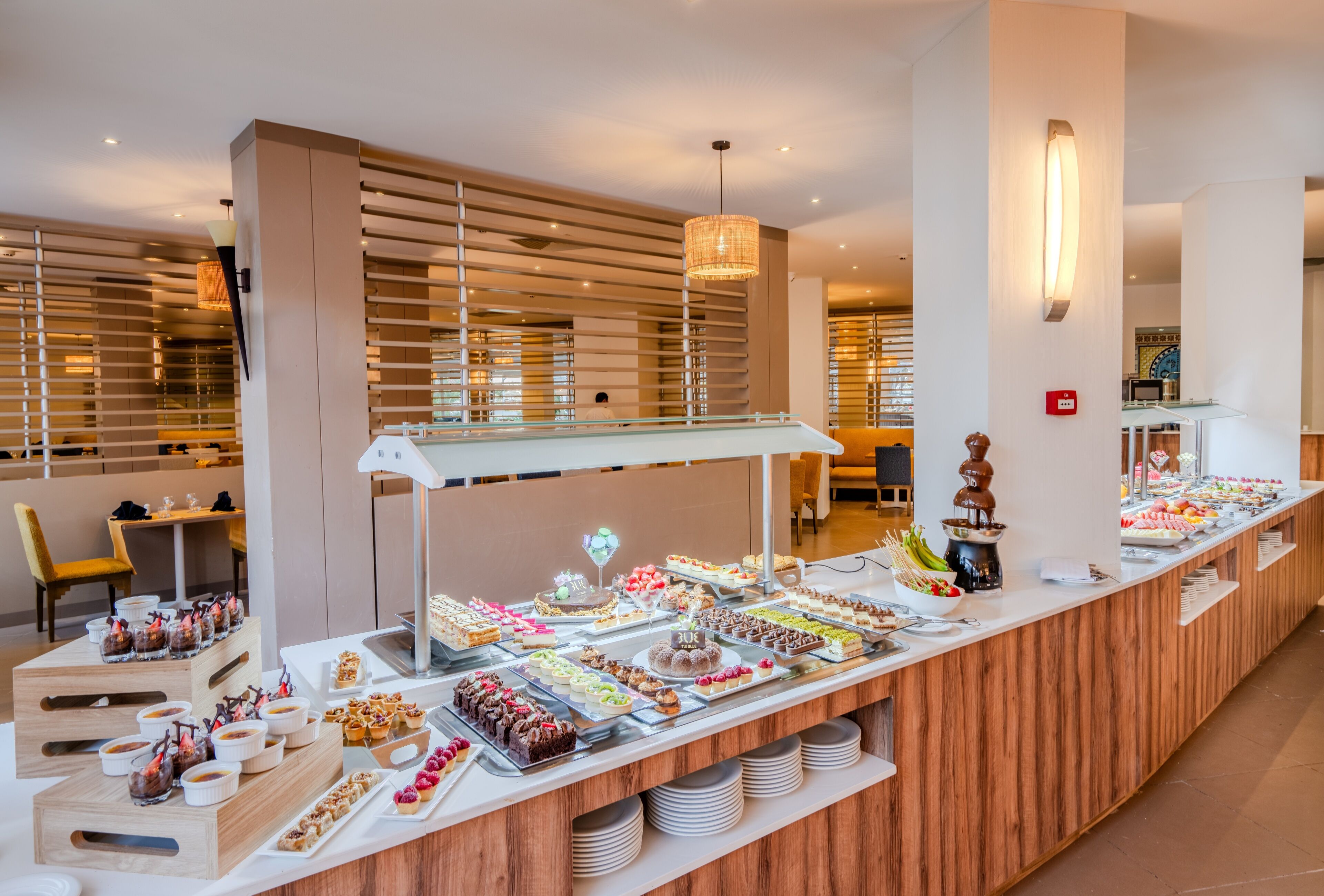 Un bufé con diversos postres y aperitivos.