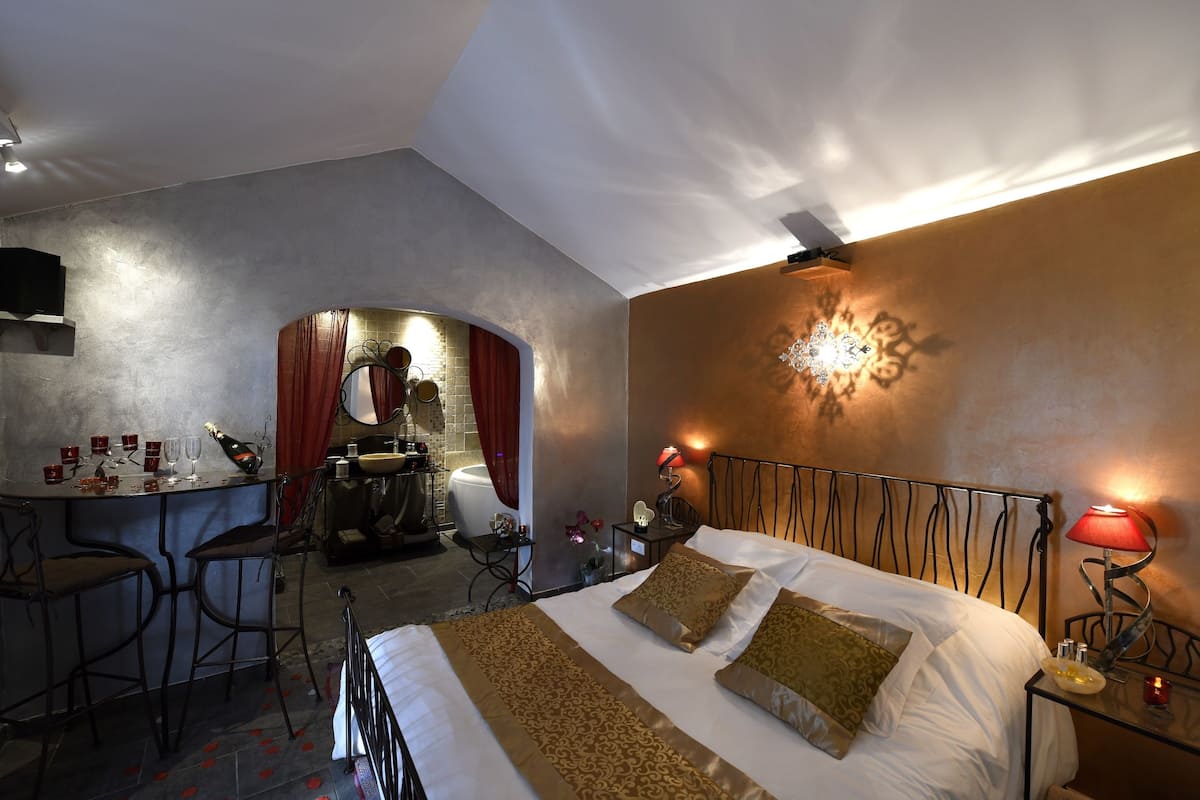 Suite Romantis | Minibar gratis, tirai kedap cahaya, kedap suara, dan Wi-Fi gratis