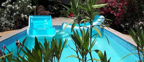 Piscine extérieure, parasols de plage, chaises longues