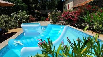Piscine extérieure, parasols de plage, chaises longues