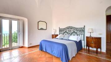 Suite - udsigt til gårdsplads | Premium-sengetøj, dundyner, minibar, individuelt design