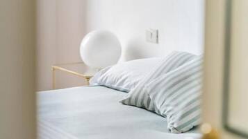 Kamer, 1 twee- of 2 eenpersoonsbedden, uitzicht op binnenplaats | Luxe beddengoed, donzen dekbedden, een minibar, individueel gedecoreerd